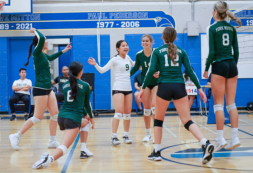 Sr. Volleyball (Photo by A. Yung)